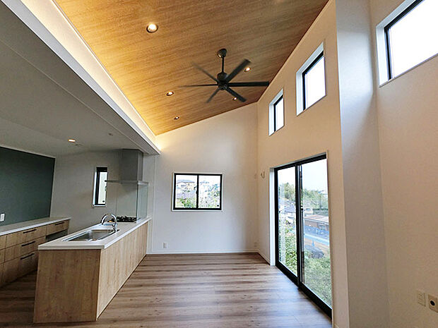 【採光とプライバシーを考慮した2Fリビング。】外部からの視線を避けて、家族だけの落ち着いた空間を作れます。