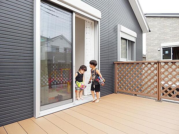 【 ◆おうち時間をもっと楽しく♪多彩に使えるウッドデッキ&外】お家遊びが充実♪お子様の水遊びやBBQなど様々な使い方で楽しめるウッドデッキも設置可能です。ウッドデッキの他にもサンルームやカーポート施工などもご相談可能です。