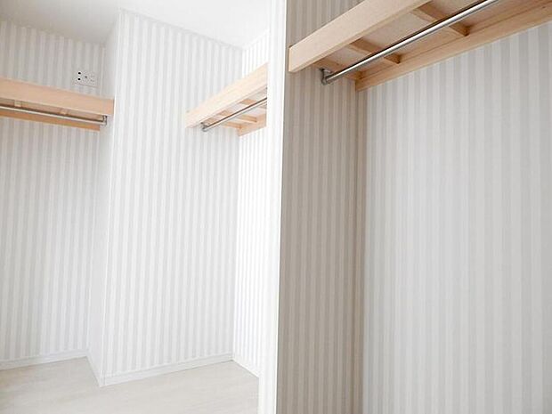 【大容量クローゼットで洋服や季節用品をすっきり収納。】Wウォークインやファミリークローゼットなどで収納力をアップし、ライフスタイルに合わせたカスタマイズも可能。使い勝手とデザイン性を兼ね備えた理想のクローゼットで快適な暮らしを。