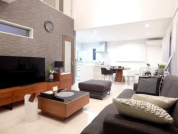 【 選べる楽しさ、 広がる理想のリビング】クロスやフローリング、建具を自由に選べるだけでなく、コンセントの位置変更も可能。折り上げ天井や梁あらわしなどのデザインアレンジを加えることで、より開放的な空間へと仕上げることもできます。