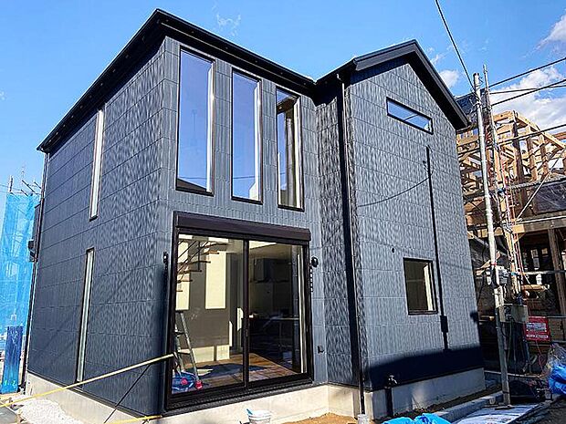 【外観は住まいの印象を決める大切な要素】外観は住まいの印象を決める大切な要素。外壁や屋根、玄関ドアなど多彩な選択肢から理想のデザインを実現。シンプルモダンから西海岸スタイルまで、こだわりに応じたアレンジで理想の住まいをカタチにできます。