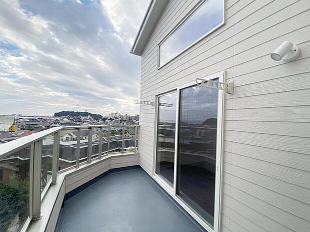 【◆広がる空、 もっと楽しむバルコニー】開放感あふれるワイドバルコニーで、くつろぎの時間をさらに充実。家族や友人と過ごす憩いの場として、暮らしに彩りと特別なひとときをプラスできます。