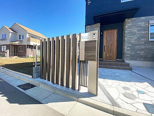 【自由にコーディネート】玄関ポーチや石張りのカラー、機能門柱のスタイルを自由にコーディネート。フェンスでプライバシー確保や袖壁でデザイン性をアップするなど、個性を際立たせる外構も対応可能。機能性と美しさを備え、帰るたびに心満