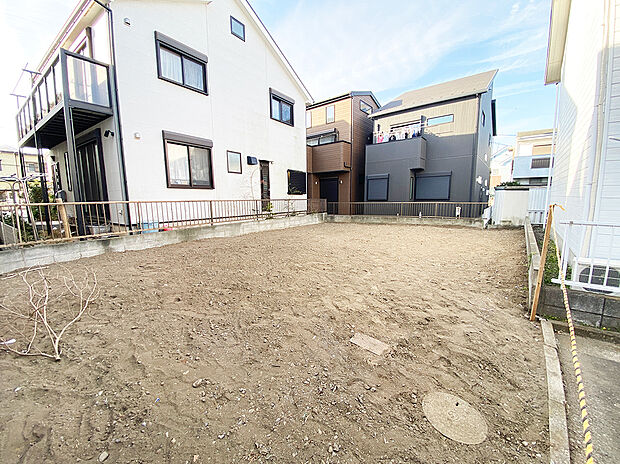 【湘南の穏やかな住宅街で叶える、 限定1区画の落ち着いた暮らし】湘南の穏やかな住宅街に誕生した、限定1区画。
106m2超のゆとりある敷地は低層住宅地に位置し、
光を身近に感じられる明るい住環境です。
