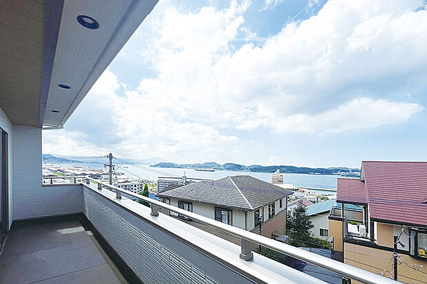 海峡を望むプライベートバルコニー。