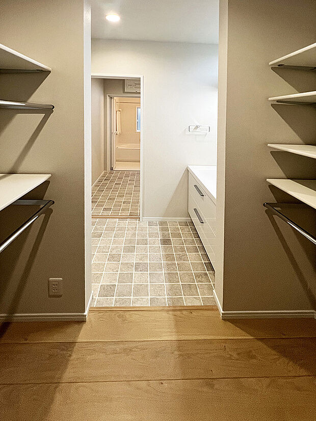 【直線の家事動線】ファミリークローゼット→洗面室→ランドリールーム→浴室と直線で結ぶことで家事の効率を高めます。子育て、共働きで忙しいファミリーにおススメです。