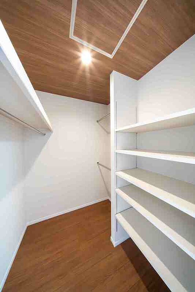 【６号地寝室ウォークインクローゼット】寝室にはウォークインクローゼットがあります。多彩な収納スペースです。