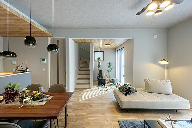 【フレキシブルな空間設計】
2階の居室やマルチルームは、ライフスタイルの変化に合わせて部屋数を変更できます。※別途有償対応※1号棟LDK完成予想図