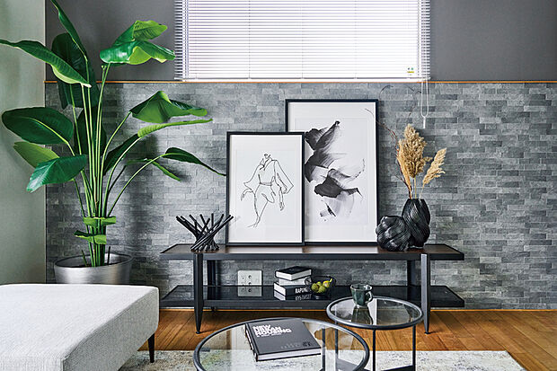 【グラビオエッジ】
陰影のある表情と立体感が、壁面に奥行きを演出します。光の当たり方によって表情を変えながら、空間全体の質感を引き上げます。※号棟により採用状況が異なります。※写真はイメージです。