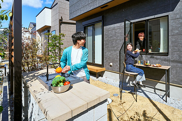 【【ガーデンシンク】】シンクと調理スペースがあるガーデンシンク。ホームパーティやバーベキューで活躍します。※号棟により採用状況が異なります。※現地街並み(2025年3月撮影)