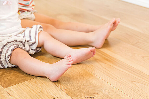 【【LD床暖房】】LDには、エアコンに比べ空気が乾燥しにくく皮膚の水分を奪わない床暖房を採用。花粉やほこりなどを舞い上げることがなく、花粉症、喘息、アトピーもちの方も安心です。※写真はイメージです。