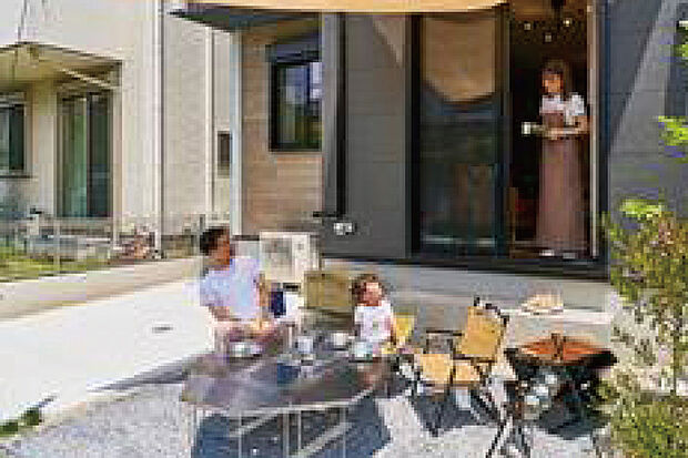 【【アウトドア感覚の楽しさを広げる〈庭〉のある暮らし】】広々とした庭で、家族でバーベキューや、夏にはプール遊びなど、様々な楽しみ方ができます。※写真はイメージです。