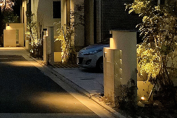 【【夜の街並みを美しく照らす、ぬくもりの灯】】日が暮れると各邸の門灯などが自動点灯。帰宅時に優しい光が迎えるとともに、夜間の安全性を高める効果も期待できます。※長寿命でランニングコストの低いLEDライトを採用。※写真はイメージです。