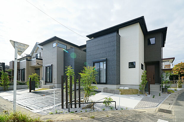 【【一邸一邸が物語る、その土地の魅力を活かした住まい】】規格化されたプランニングではなく、空間づくり、街づくりの細部までこだわり、作り手の想いを具現化した住宅。※現地街並み(2025年10月撮影)