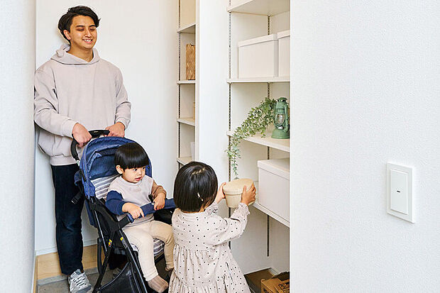 【【土間収納】】ガーデニング用品やアウトドア用品、ベビーカーなどがしまえます。可動棚付きで収納力もあり便利です。※号棟により採用状況が異なります。※写真はイメージです。