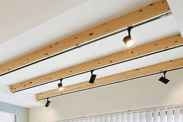 【【化粧梁】】天井の化粧梁がリラックス空間を創りだします。天井の高さが際立ち、木目の美しさやぬくもりに癒される心地よいひとときを演出します。※号棟により採用状況が異なります。※写真はイメージです。