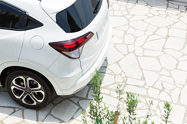 【【カースペース2台分】】豊かなカーライフを叶える2台分のカースペースをご用意。用途を分けて車を2台所有する家庭はもちろん、来客時にも重宝します。※2台目は軽自動車対応となります。※号棟により採用状況が異なります。※写真はイメ