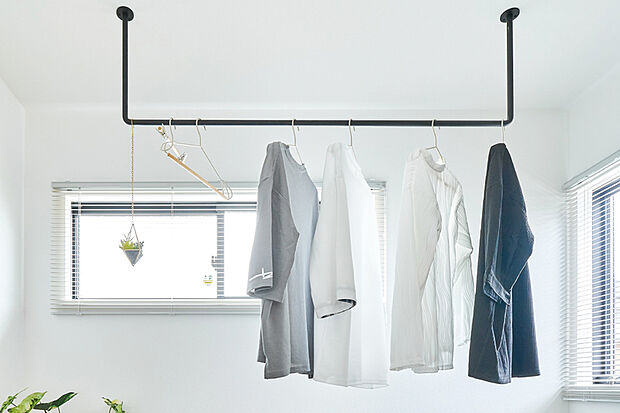 【【家事スペース】】マルチルームにはハンギングレールを採用。雨の日でも洗濯物を干して、その場でたためるため家事の効率よく進められます。※号棟により採用状況が異なります。※写真はイメージです。