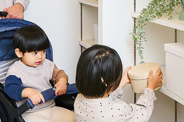 【【土間収納】】ベビーカーやアウトドアグッズ、ガーデニング用品などをたっぶり収納できる、便利な土間収納。 玄関周りが綺麗に片付きます。※号棟により採用状況が異なります。※写真はイメージです。