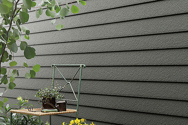 【【外観を魅力的に仕立て上げる外壁】】外壁によろい張り調の陰影を加え、表情豊かな外観に仕上げるシェードラップを採用。落ち着いた色調と調和します。※写真はイメージです。