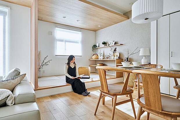 【【ステップコーナー】】タタミ敷きのステップコーナーは、手足を伸ばして横になったり、胡座をかいて友人とお喋りしたり、赤ちゃんのお昼寝など様々なシーンに使うことができます。※号棟により採用状況が異なります。※写真はイメージです