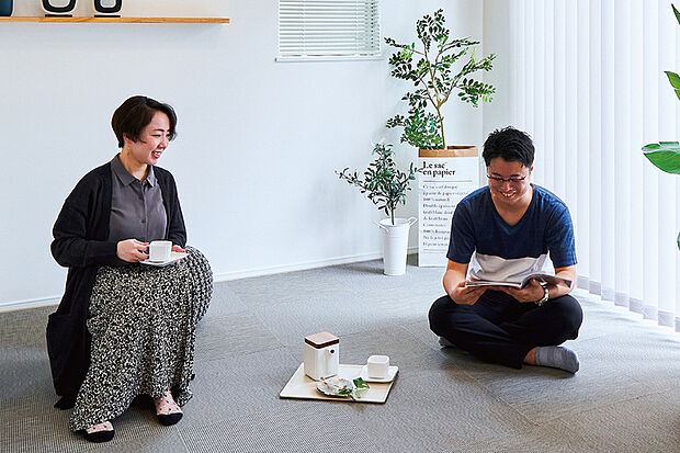 【【フラットマルチ】】LDの一角にフラットマルチを配置。柔らかな質感のテキスタイルフロアなので、胡座をかいて休憩したり、趣味のヨガや子どもの遊び場にもピッタリです。※号棟により採用状況が異なります。※写真はイメージです。