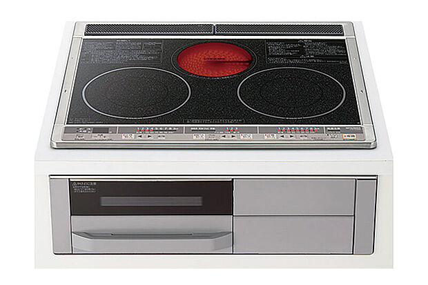 【【IHクッキングヒーター】】繊細な火力調整ができる左右のIHに加え、土鍋やアルミ鍋も対応可能なラジエントヒーターを搭載。調理の幅が広がるだけでなく、フラットなトップでお手入れもラクラク。火を使わないスマートな設計で、安全と快適を