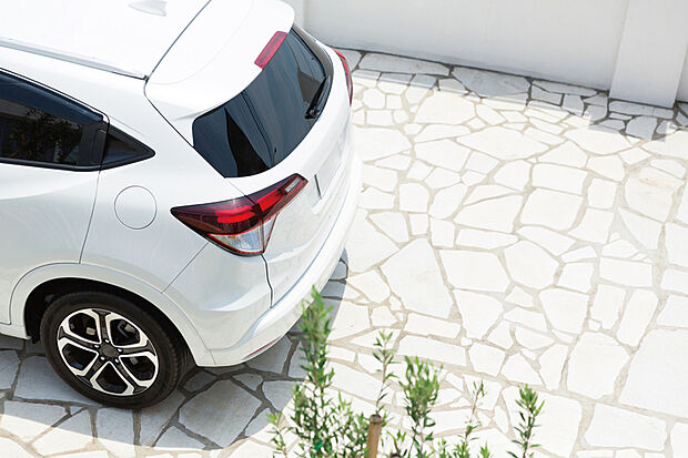 【【カースペース2台分】】いつも使う車のカースペースにプラスして、セカンドカーなど、用途に合わせて使える2台目のカースペースを確保しています。※2台目は軽自動車対応となります。※写真はイメージです。