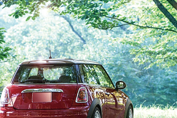 【【豊かな暮らしを実現するゆとりある外構空間】】各邸2台のカースペースをご用意しました。隣棟間隔にもゆとりがあるため各邸に温かな光が注ぎ込みます。※2台目は軽自動車対応となります。※写真はイメージです。