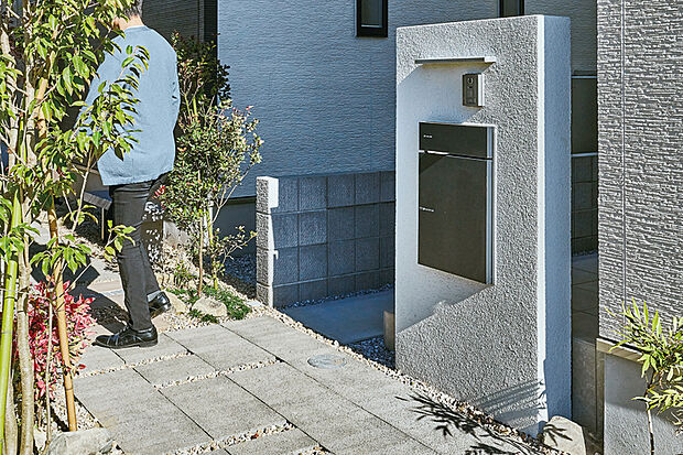 【【外観を美しく整える門柱デザイン】】建物のカラーと馴染むスタイリッシュな門柱を採用しました。クールな印象の中に上質さを感じさせ、住まいの第一印象を高めます。※写真はイメージです。