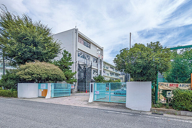 春日部中学校（現地より徒歩11分）