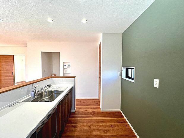 【4号棟 キッチン】
対面式キッチンからは声もかけ易く、料理中も会話が弾みそうです♪