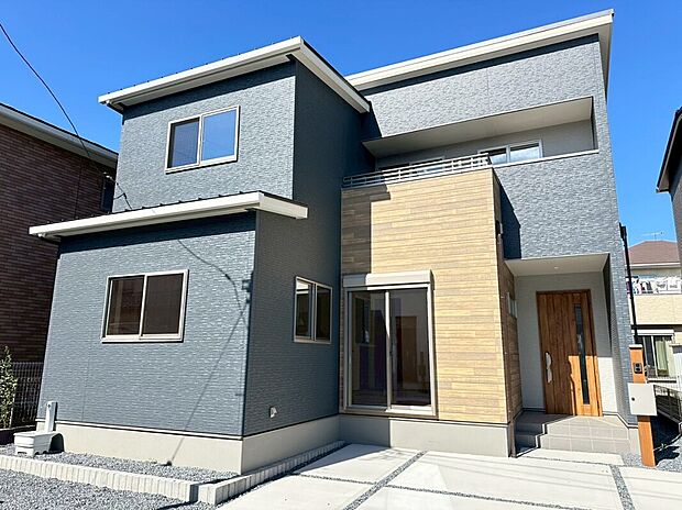 【1号棟　外観写真】広々16.9帖のファミリーラウンジは南向きで明るく開放感たっぷり！お子様の成長に合わせて使える居室が4部屋あり、家族みんなの個室が確保できますね♪