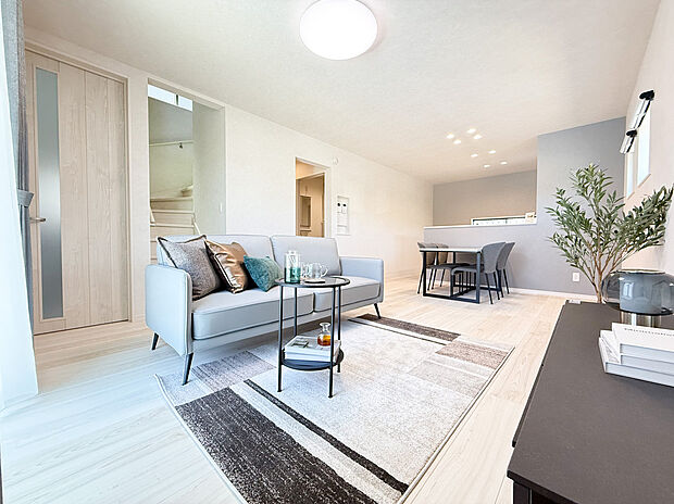 【1号棟　LDK】17帖の広さで、床暖房付き♪
寒い冬も快適に過ごせます！掃き出し窓がハイドアなのでリビングの広さをさらに引き出してくれます！