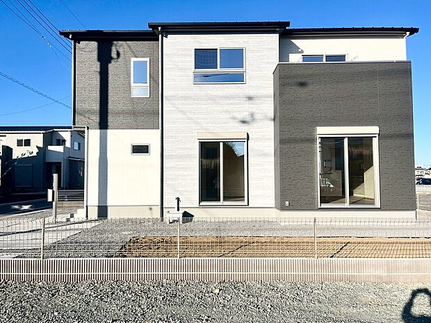 【5号棟外観】
モノトーンの配色が目を引く、洗練された都会的な外観デザインです!カースペースから玄関までの動線がスムーズで、ベビーカーの出し入れや雨の日のお買い物帰りも楽々です♪