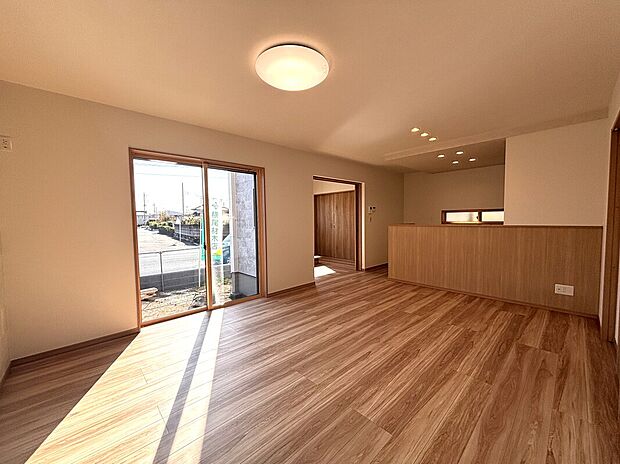 【1号棟　外観】
＼＼内観完成しました！ご見学できます♪／／
敷地面積：166.81 m2(50.46 坪)
建物面積：102.67 m2(30.99 坪)