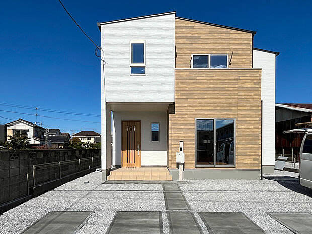 【1号棟・外観】
白と木目調のコントラストがおしゃれな1号棟！やわらかい雰囲気の外観は、帰るたびにホッと安らぎを感じさせてくれるでしょう♪