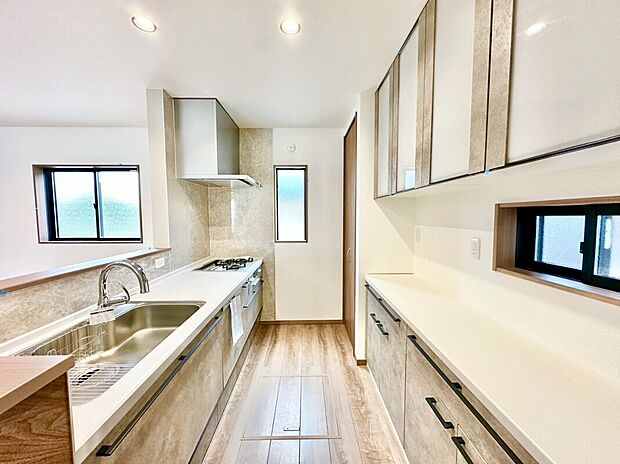 【1号棟/キッチン・カップボード】
カップボードや食洗器、タッチレス水栓等、あってうれしい機能採用のキッチン!収納量や手元コンセントなど毎日の家事をサポートしてくれるキッチンです!