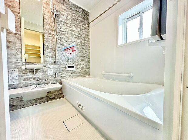 【1号棟/ユニットバス】
アクセントパネルが印象的な1坪サイズの浴室。高断熱浴槽で追い炊き回数を減少できる他、換気乾燥暖房機能も付いているため、ヒートショック対策もできます!