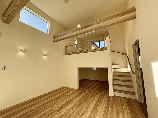 【【3号棟　ファミリーラウンジ】】ファミリーラウンジからは、階段を上がって半2階の洋室に向かうことができますよ。