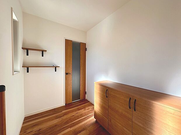 【【4号棟 玄関】】ゆとりのある玄関では、靴の着脱もラクラクです♪
飾り棚にご家族の思い出の品を飾っても良さそうですね。