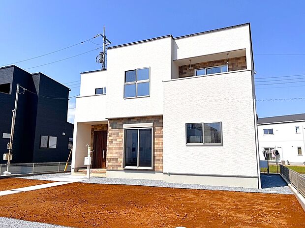 【2号棟外観】アクセントにタイル調の外壁材を使っており、白い外壁とのコントラストがおすすめです♪