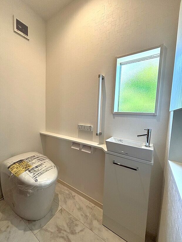 【タンクレストイレ+手洗いカウンター※1号棟のみ】毎日使う所だからこそ、より快適により暮らしやすく出来る標準装備。節水効果を高めるエコ仕様の為、身体にも家計にも優しい。