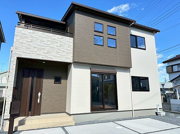 【【2号棟　外観写真】】落ち着いた色合いを基調とした、街並みに溶け込む親しみやすいデザイン！ゆったりとした駐車スペースが確保されているため、車の出し入れもスムーズです♪（99文字）
【4号棟 外観写真】異素材の組み合わせが