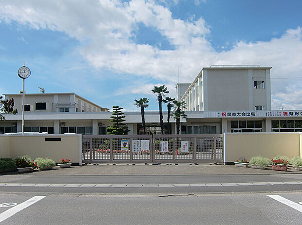 伊勢崎市立第三中学校（約1,800m）