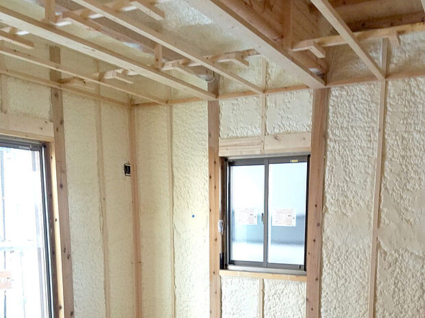 【【発泡ウレタン断熱】】断熱性能の高さはもちろん、気密性の高い家を実現。自己接着力により末永く断熱性能を維持します。また、冷暖房の効率をあげ光熱費の節約につなげることもできます。