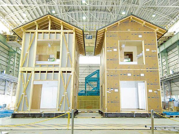 【【耐力面材　ダイライト】】耐力面材として使用する耐震ボードです。建物の軸組が終わった際に、くぎ打ちをして施工します。
高強度、防耐火、軽量、透湿性、高耐久、ゼロアスベスト、低ホルムアルデヒドなど、多彩な特長を備えています。