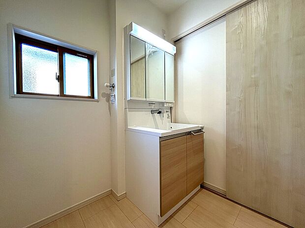 【【4号棟　洗面所】】鏡の裏にも収納スペースを確保した三面鏡タイプの洗面台！朝の忙しい時間でも家族みんなの身支度がスムーズに行えてとても便利ですね！