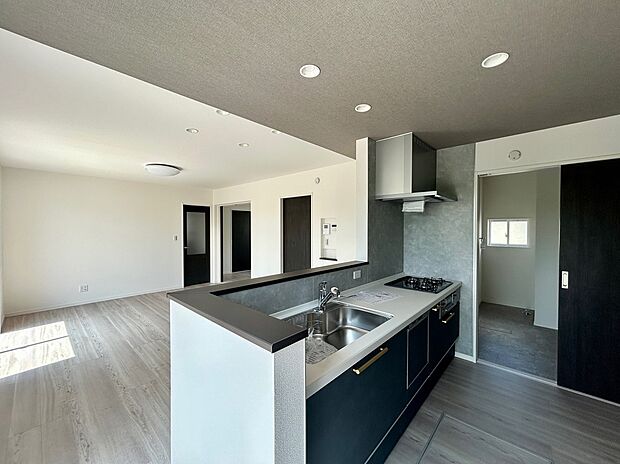 【【3号棟 キッチン付近】】洗面所とつながっていて、家事が楽になる動線　　　　　　　　　　シックなデザインで落ち着いた料理空間を楽しんでください