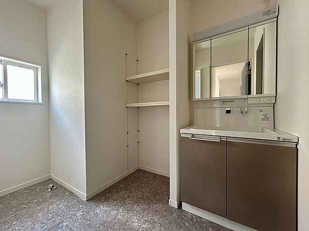 【【３号棟 洗面所付近】】収納棚と鏡の両脇は取り出しやすい収納スペースで使いやすさ抜群！